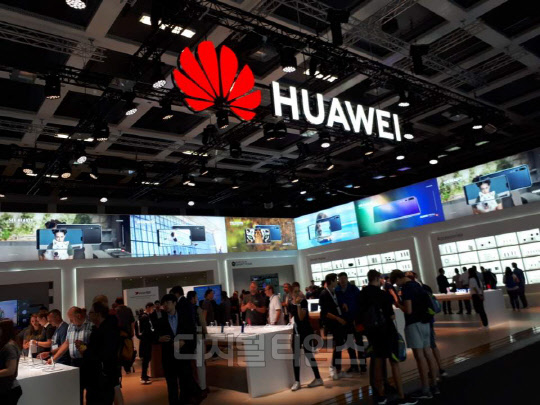 1일(현지시간) 독일 베를린에서 열린 IFA 2018 화웨이 전시장 모습. 화웨이는 새 플래그십 모바일 애플리케이션 프로세서(AP) '기린 980'을 비롯해 아마존의 음성인식 비서인 알렉사 기반의 인공지능 스피커 '화웨이 AI 큐브' 등 신제품을 전면에 내세워 기술력을 보여줬다.